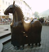Kunst zum Anfassen und Draufsitzen: Bronze-Pferd an der Marktstätte